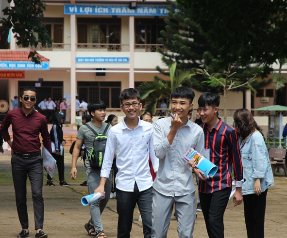Thí sinh tươi cười nhẹ nhõm vì đã hoàn thành Kỳ thi THPT Quốc gia năm 2018. Ảnh: D.Tiến