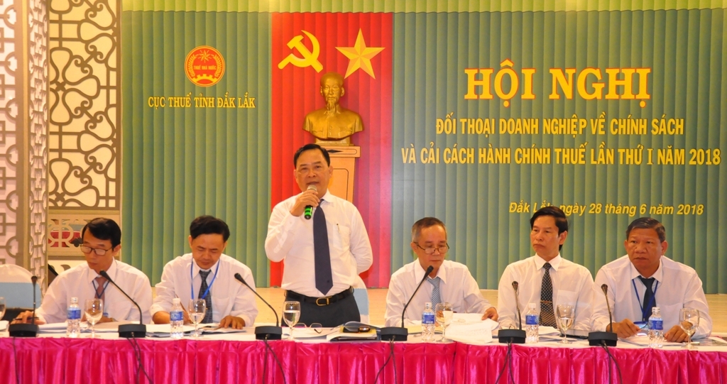 Cục trưởng Cục Thuế tỉnh Bùi Văn Chuẩn trả lời kiến nghị của doanh nghiệp tại hội nghị