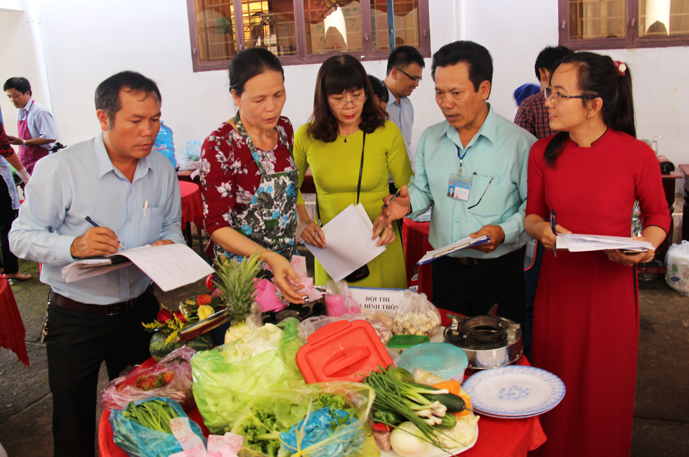 Ban giám khảo chấm điểm khâu chuẩn bị nguyên liệu trong phần thi nấu ăn