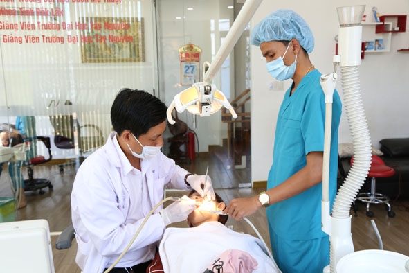 Bác sĩ Trần Văn Thông khám răng cho trẻ em.    