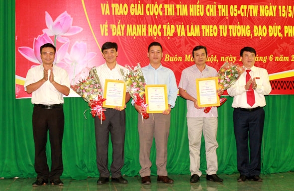 Ban tổ chức cuộc thi trao Giấy chứng nhận cho các tập thể đoạt giải Nhất tại Cuộc thi tìm hiểu Chỉ thị 05  của Bộ Chính trị.  