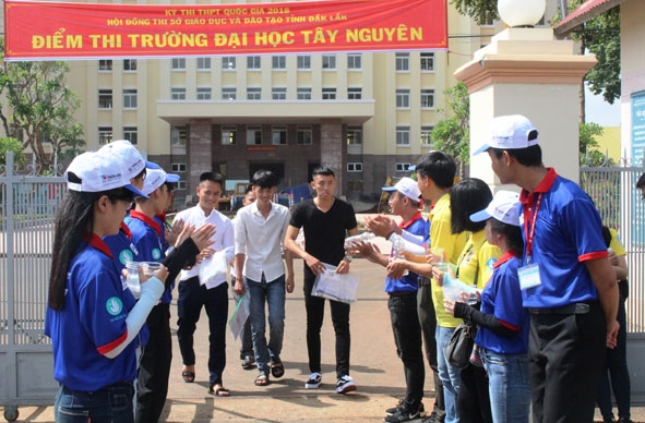 Tình nguyện viên chúc mừng các thí sinh hoàn thành sớm các môn thi.