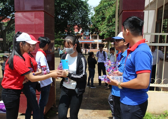 Từng  chai nước uống  được các tình nguyện viên trao  tận tay  thí sinh. 