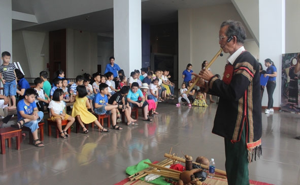 Giao lưu với nghệ nhân và tìm hiểu về nhạc cụ dân tộc Êđê.  