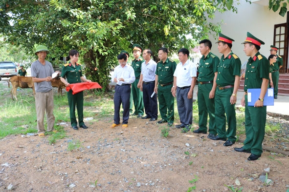 Đại diện các hộ nghèo ở xã Ia R’vê (huyện Ea Súp) bốc thăm nhận bò giống do Đoàn 737 hỗ trợ. 