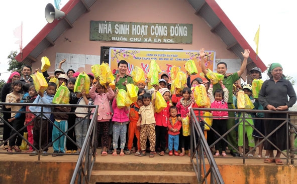 Các cán bộ, đoàn viên Đoàn cơ sở Công an huyện Ea H’leo trong chương trình trao quà Tết cho bà con buôn Chứ (xã Ea Sol).