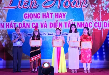 Ban tổ chức trao giải cho các thí sinh xuất sắc.