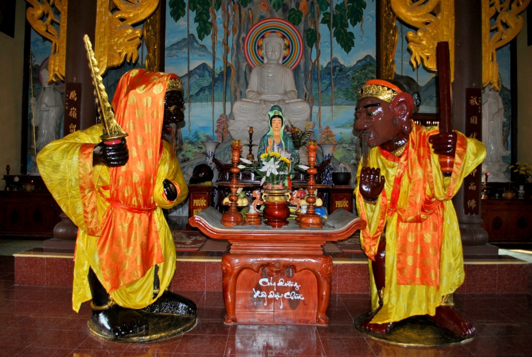 Tượng ông Đen, ông Đỏ là hai pho tượng Chăm quý có từ thế kỷ 13. 