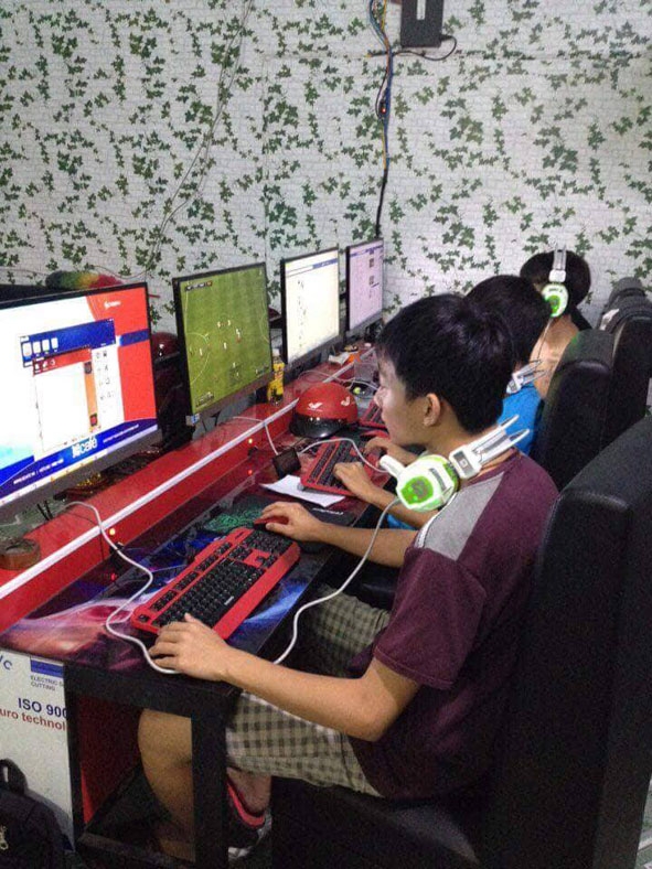Nhiều sinh viên đang bị “cuốn” vào game online. 