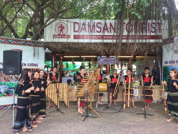 Đội chiêng của buôn làng người Êđê góp phần quảng bá văn hóa ẩm thực của dân tộc mình tại Liên hoan Ẩm thực Đất phương Nam năm 2018.  
