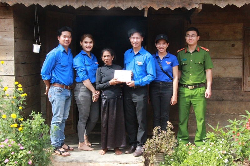 Đoàn viên thanh niên thăm và tặng quà các gia đình chính sách