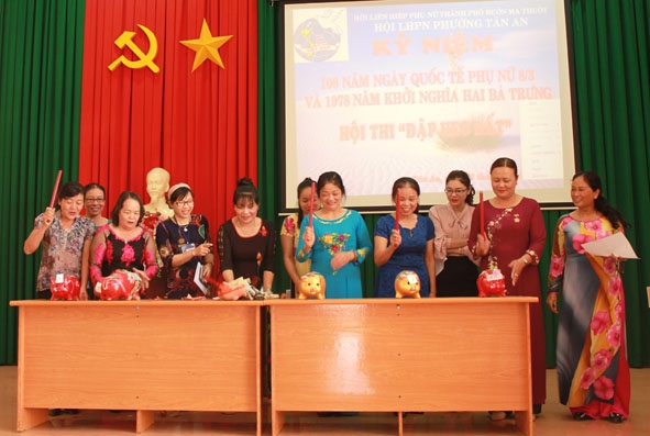 Các chi hội phụ nữ phường Tân An, TP. Buôn Ma Thuột đập heo đất tiết kiệm góp quỹ giúp phụ nữ khởi nghiệp.