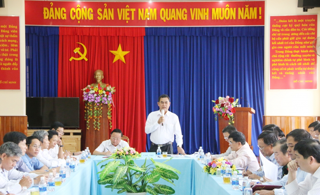 Phó Bí thư Tỉnh ủy, Chủ tịch HĐND tỉnh Y Biêr Niê phát biểu tại buổi làm việc.