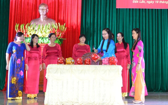 Mô hình “Nuôi heo đất giúp nhau phát triển kinh tế gia đình” của Hội Phụ nữ Bộ Chỉ huy Quân sự tỉnh.  