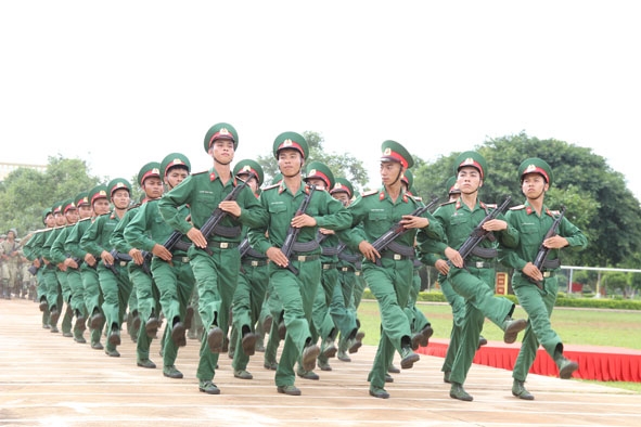 Duyệt đội ngũ trong ngày tuyên thệ chiến sĩ mới.   