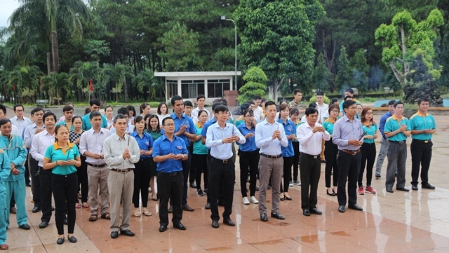   Cán bộ, nhân viên Viettel dâng hương tại Nghĩa trang Liệt sỹ tỉnh.