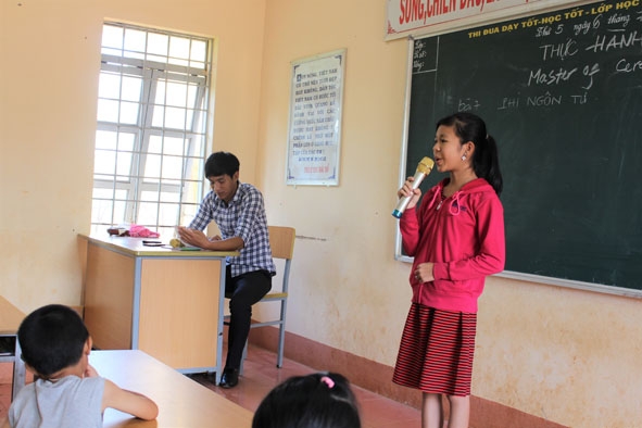 Bé Trần Thị Hương Lan (12 tuổi) thực hiện bài dẫn dự báo thời tiết của mình. 