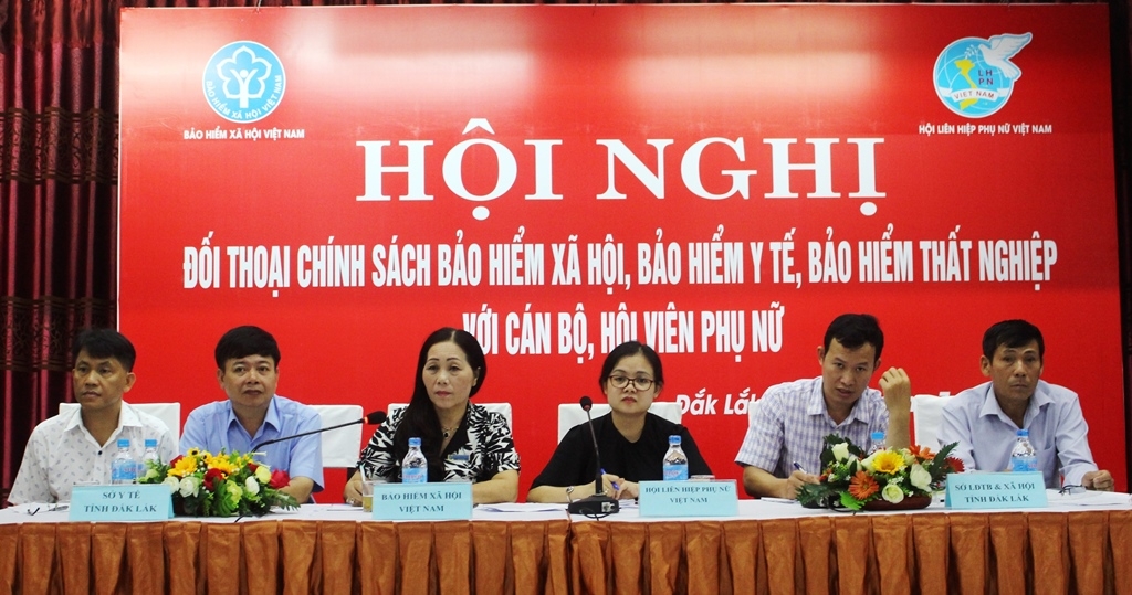 Đại diện các đơn vị tham gia đối thoại trực tiếp với hội viên phụ nữ