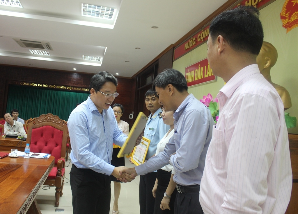 Phó Chủ tịch Thường trực UBND tỉnh Nguyễn Hải Ninh trao Bằng khen tặng các tập thể và cá nhân.