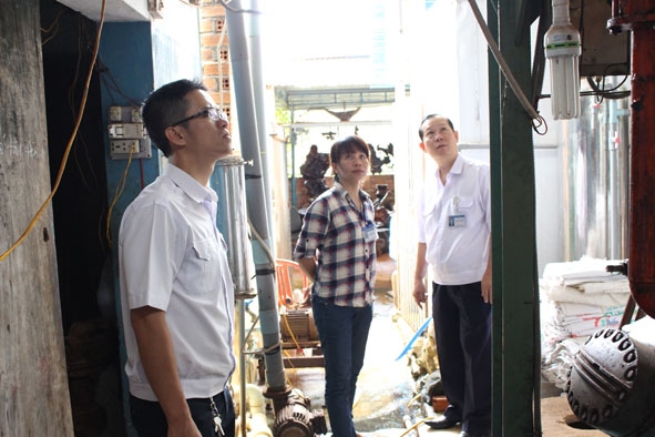   Kiểm tra quy trình sản xuất nước uống đóng chai và nước đá thực phẩm tại huyện Cư M'gar. 