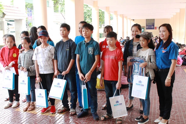 Đoàn phường Tự An  tổ chức trao  học bổng các  khóa học tiếng Anh miễn phí cho  học sinh.   