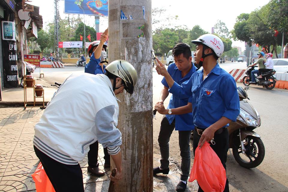 Đoàn viên thanh niên ra quân xóa quảng cáo rao vặt trái phép