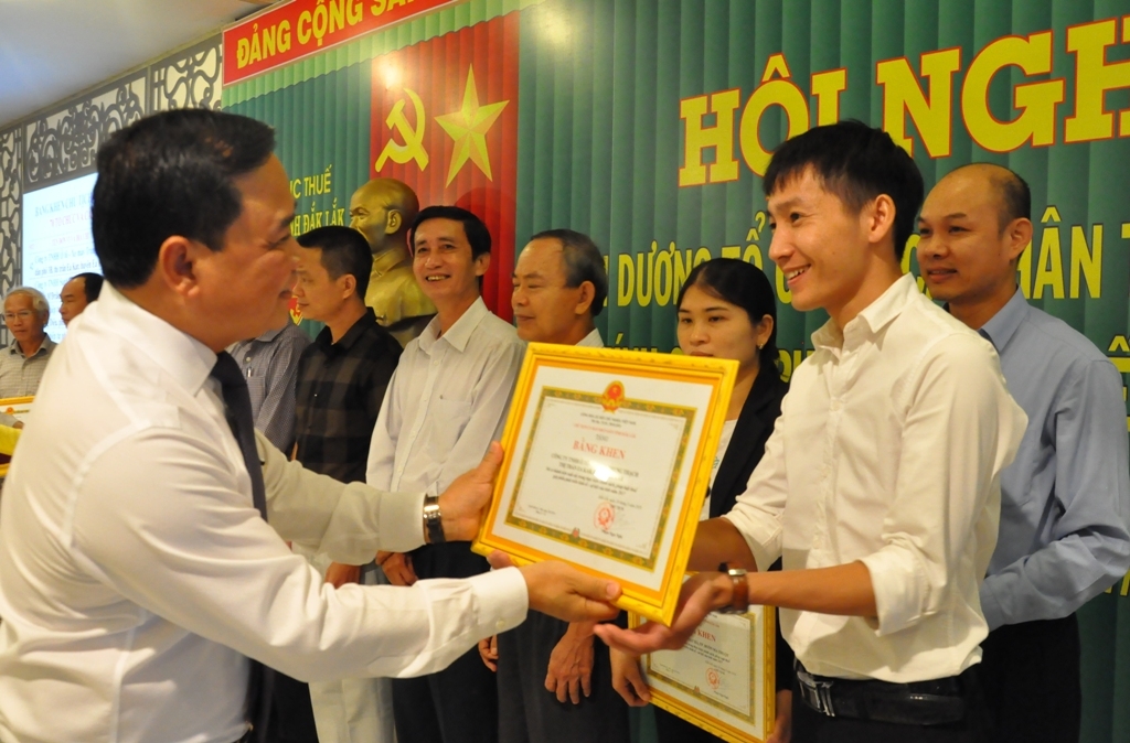 Cục trưởng Cục Thuế tỉnh Bùi Văn Chuẩn trao Bằng khen của ngành Thuế tặng các tập thể có thành tích trong thực hiện tốt chính sách, pháp luật thuế năm 2017