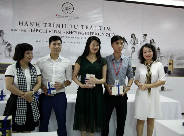 Đại diện Tập đoàn Trung Nguyên Legend tặng sách cho một số đơn vị của tỉnh.