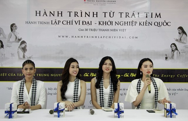  Các hoa hậu, á hậu Nguyễn Cao Kỳ Duyên,  Tú Linh, Thanh Tú, Trương Thị May giao 