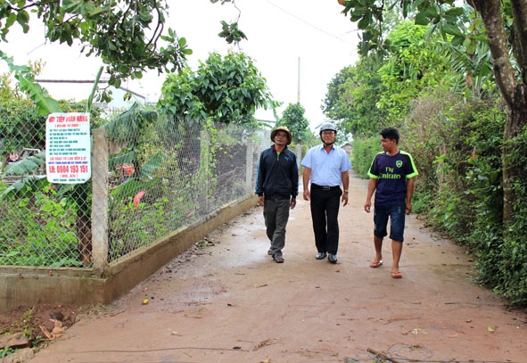 Những con đường bê tông được hoàn thành nhờ sự đóng góp tích cực của người dân  buôn Dră Prông, xã Cư Êbur, TP. Buôn Ma Thuột.