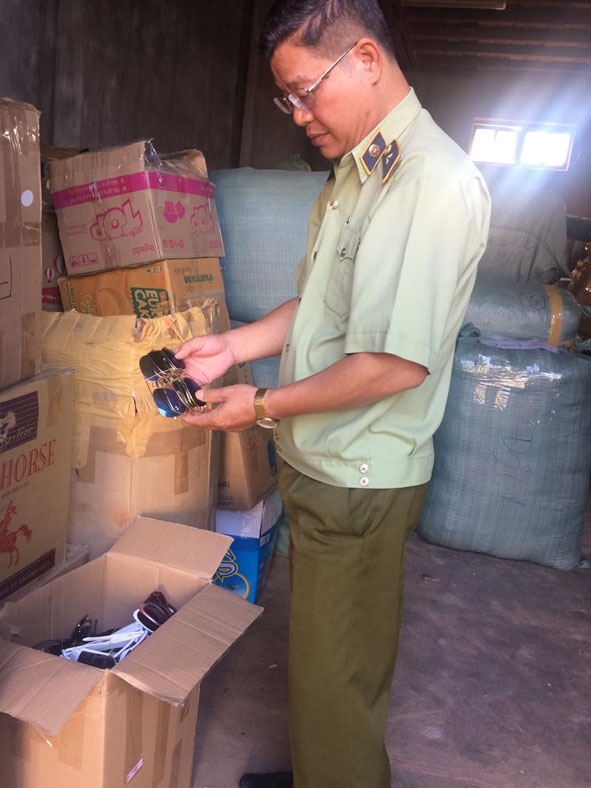Mắt kính bày bán không rõ nguồn gốc được Chi cục Quản lý thị trường phát hiện, tịch thu