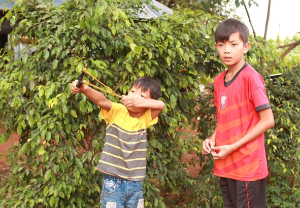 Do thiếu sân chơi, nhiều trẻ em của huyện Krông Búk phải tự tìm kiếm niềm vui trong những ngày hè.