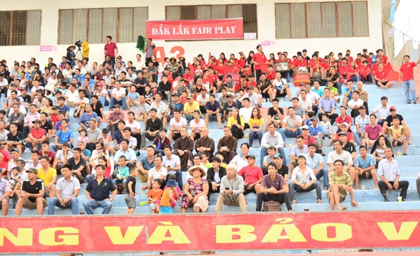 Cổ động viên Đắk Lắk sát cánh, ủng hộ các cầu thủ khi đội bóng thi đấu trên sân nhà.