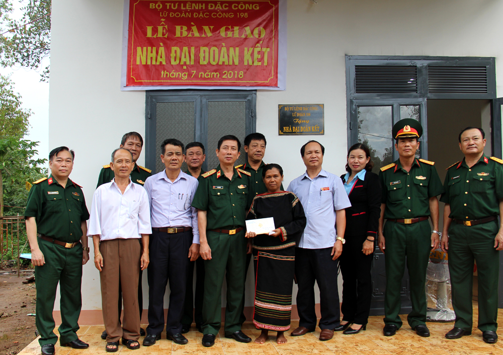 Lữ đoàn Đặc công 198 và đại diện chính quyền địa phương tại lễ bàn giao nhà cho bà H'Ben Êban (buôn Cuôr Kăp, xã Hòa Thắng)