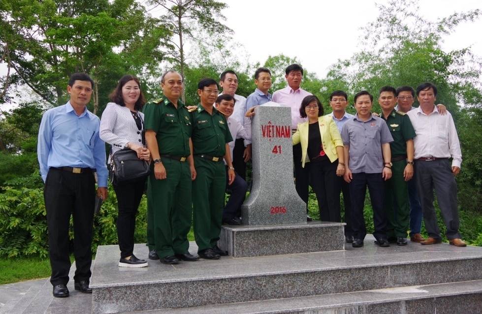 Đoàn công tác đến thăm cột mốc số 41. Ảnh: P. Hiếu