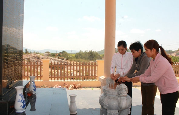 Cán bộ, đoàn viên thanh niên xã Ea Ô dâng hương tưởng niệm tại Nhà bia ghi danh các Anh hùng liệt sỹ.