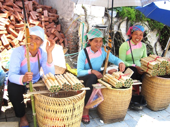 Cơm lam - đặc sản không thể thiếu ở các phiên chợ Tây Bắc.