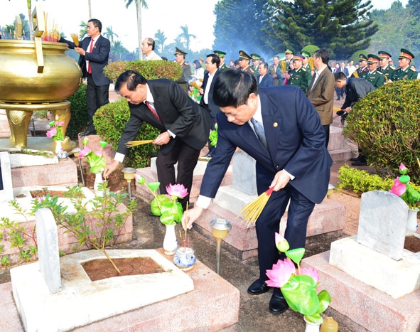 Các đồng chí lãnh đạo tỉnh thắp hương tưởng niệm các Anh hùng liệt sỹ. 