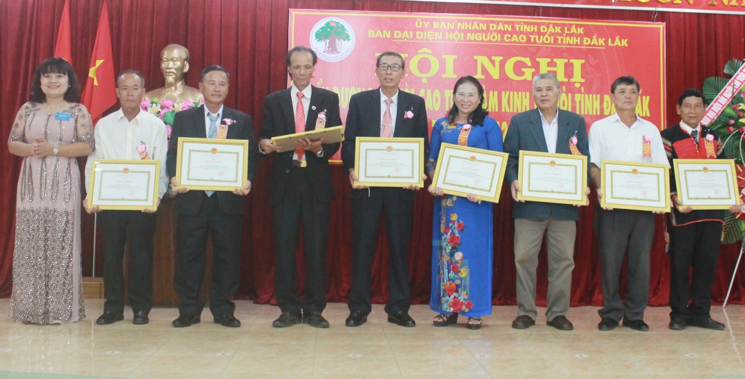 Phó Chủ tịch UBND tỉnh H’Yim Kđoh trao bằng khen tặng 8 cá nhân có thành tích trong phong trào thi đua “Người cao tuổi tiêu biểu sản xuất – kinh doanh giỏi” cấp tỉnh giai đoạn 2012-2017.