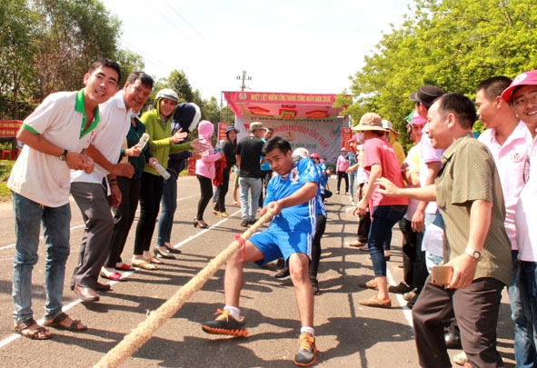 Công nhân lao động Cụm Công nghiệp Ea Đar (huyện Ea Kar) tham gia thi đấu môn kéo co  tại Ngày hội Văn hóa thể thao công nhân năm 2018. 