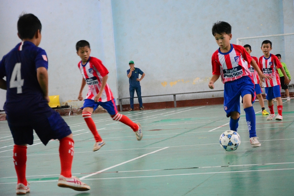 Một pha tranh tấn công của cầu thủ đội xã Hòa Thuận (áo sọc đỏ) trong trận bán kết gặp xã Cư Êbur.