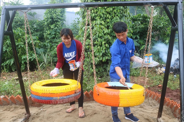 Các thanh niên tình nguyện làm khu vui chơi cho thiếu nhi buôn Sứt Mđưng. 