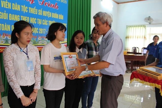 Đại diện lãnh đạo huyện trao giấy khen cho những sinh viên dân tộc thiểu số có thành tích xuất sắc trong năm học 2017 - 2018.