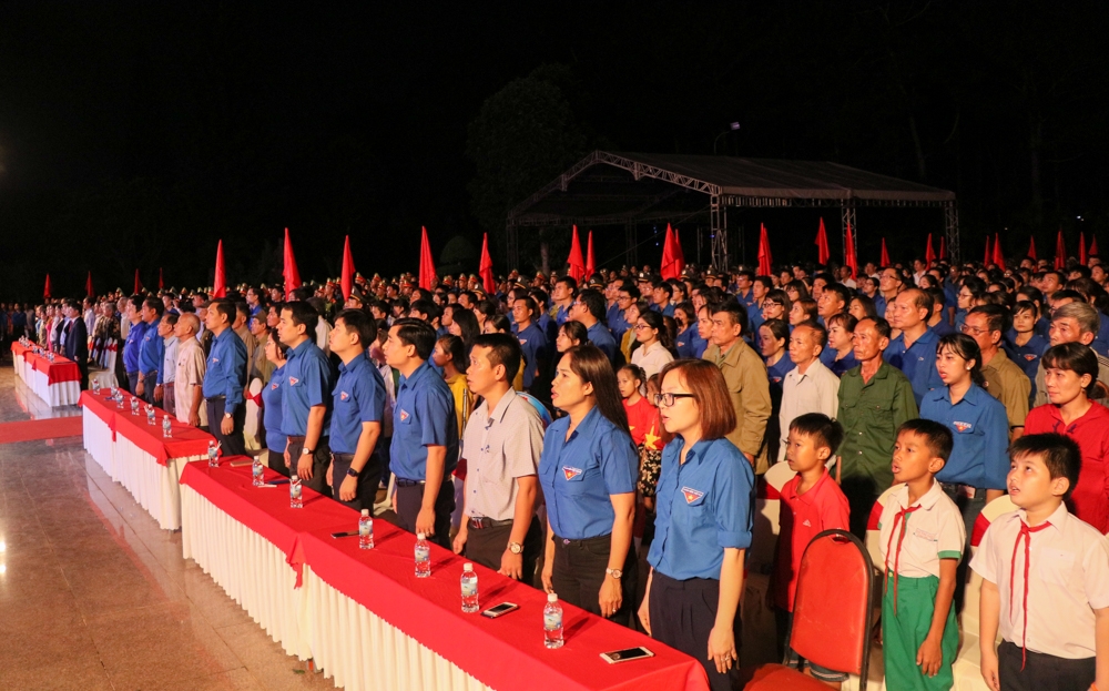 Trong không khí trang nghiêm, hơn 2000 đại biểu, đoàn viên, thanh niên và người dân tham dự buổi lễ để tri ân các anh hùng liệt sỹ. Ảnh: N.Gia