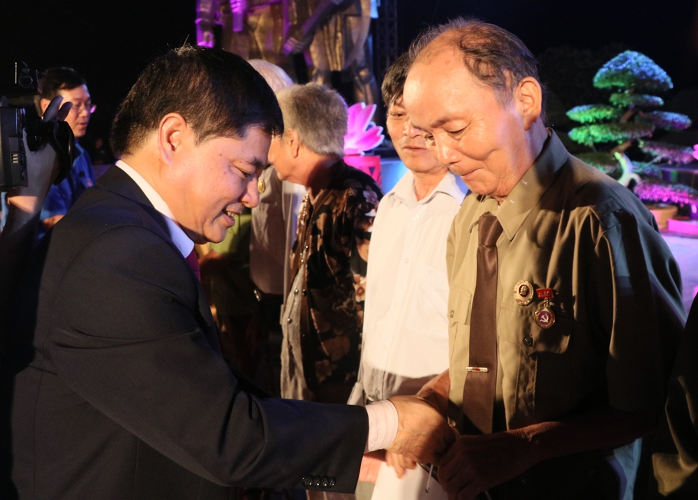 Phó Bí thư Thường trực Tỉnh ủy Phạm Minh Tấn trao quà tặng các gia đình thương, bệnh binh có hoàn cảnh khó khăn. Ảnh: N.Gia