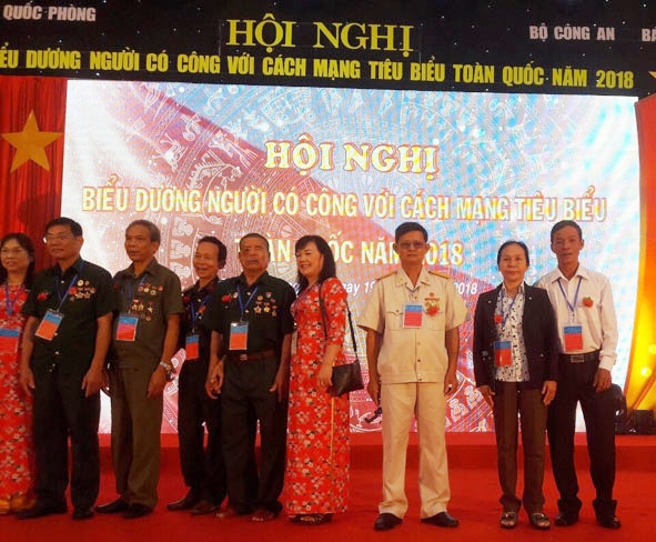 Ông Nguyễn Hữu Thanh (bìa phải) tại Hội nghị biểu dương người có công với cách mạng tiêu biểu toàn quốc năm 2018. Ảnh: V.Hà