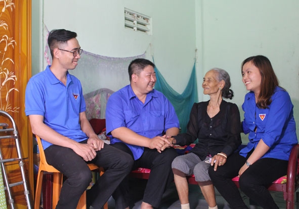 Thời gian qua, tuổi trẻ tỉnh nhà đã tham gia nhiều phong trào, hoạt động “Đền ơn đáp nghĩa” để bày tỏ lòng tri ân, thể hiện trách nhiệm đối với các anh hùng liệt sỹ, người có công với cách mạng trên địa bàn.