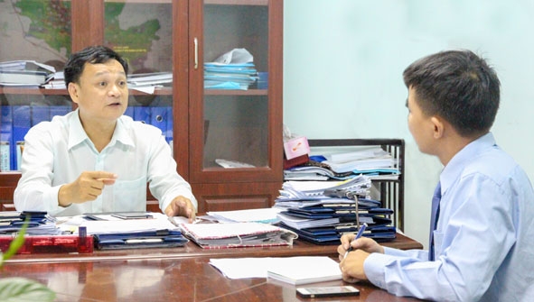 Phó Chủ tịch UBND TP. Buôn Ma Thuột Vũ Văn Hưng trả lời phóng viên Báo Đắk Lắk về công tác quản lý trật tự xây dựng trên địa bàn.. Ảnh: H.Gia