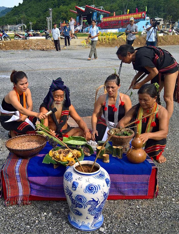 Tái hiện một nghi thức trong lễ ăn mừng lúa mới  của người Cadong. 