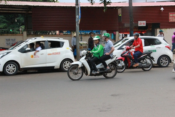 Một tài xế xe grab bike đang chở khách.   